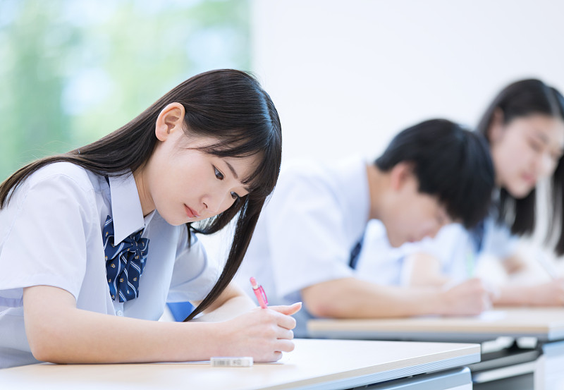 重庆艺考文化课培训机构应该注意第六点：了解学费和费用；